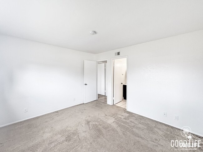 Building Photo - Nice 4B/2BA w/ Attached Garage & Fenced Yard