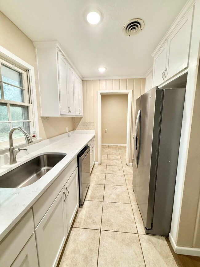 Building Photo - 3-bed/2-bath with two living spaces!