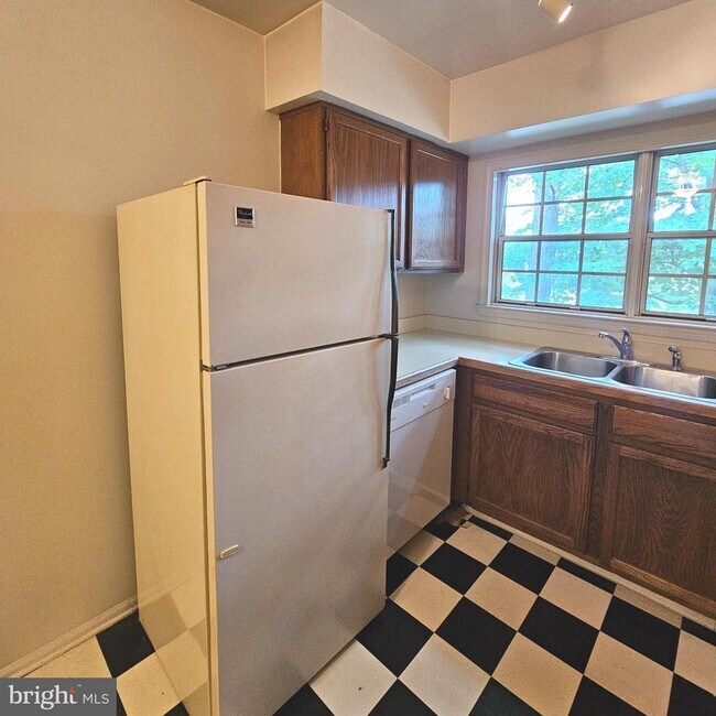 Building Photo - 7754 New Providence Dr