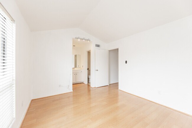 Building Photo - 2120 Wilcrest Dr