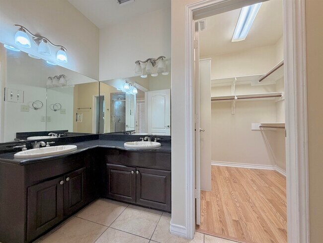 Building Photo - 707 St James Dr