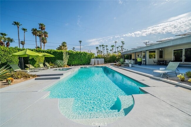 Building Photo - 1600 Palm Tree Dr