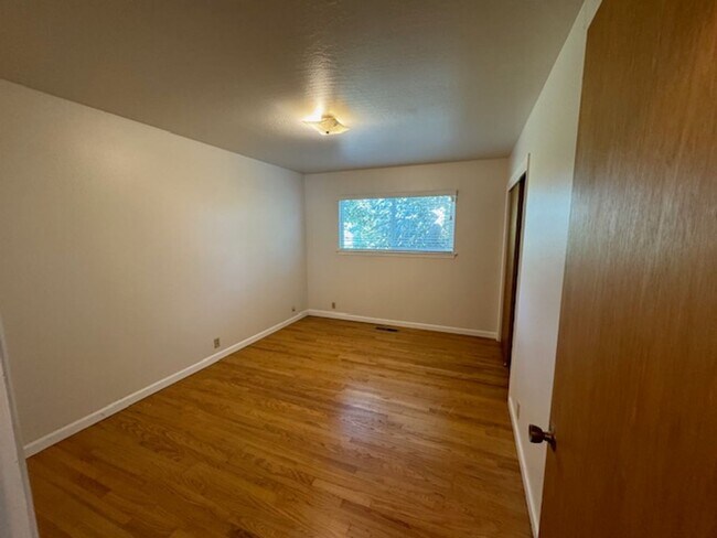 Building Photo - Beautiful 3 Bedroom, 1.5 Bath Home Available Soon!