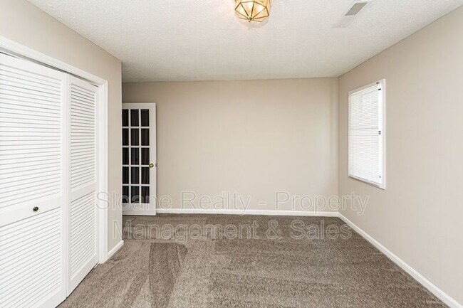 Building Photo - 11 Poets Corner