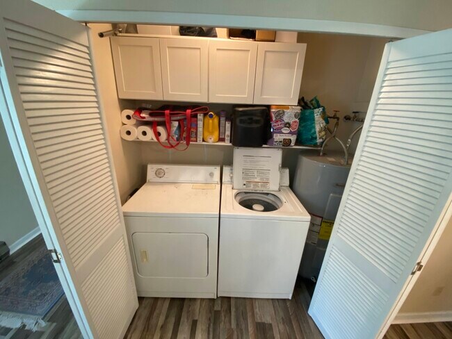 Building Photo - 1701 Lakeway Dr