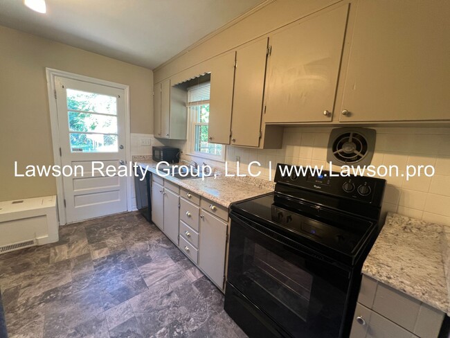 Building Photo - Three Bedroom Home - Convenient Location!