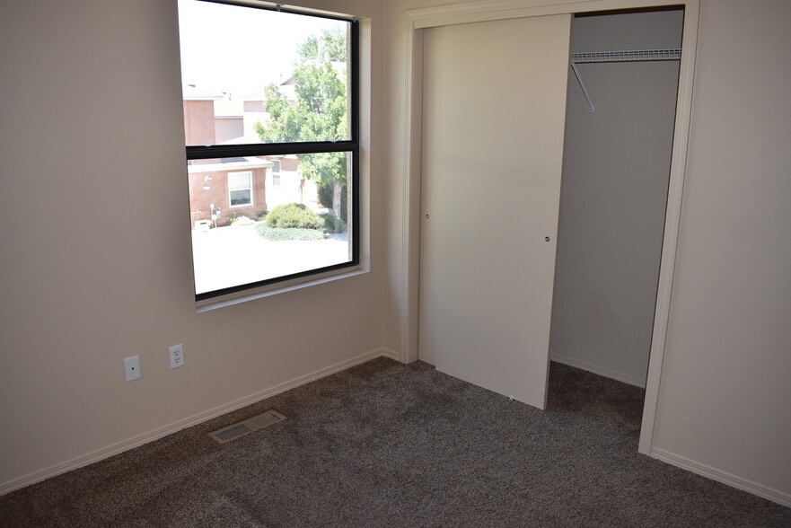 Building Photo - 8600 Simi Ln NE