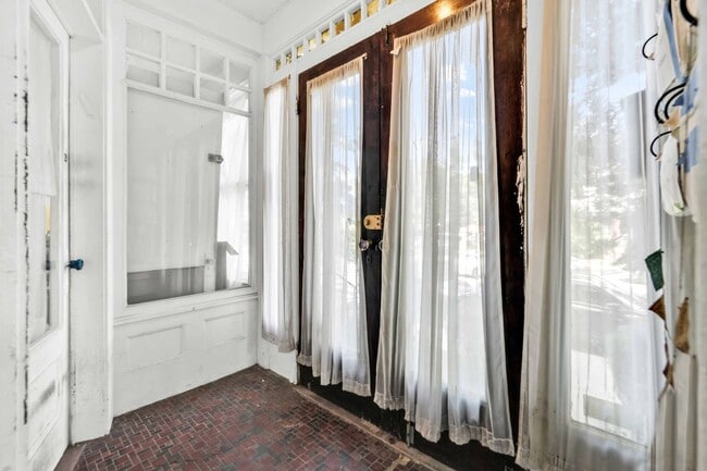 Building Photo - 1200 Beverley Rd