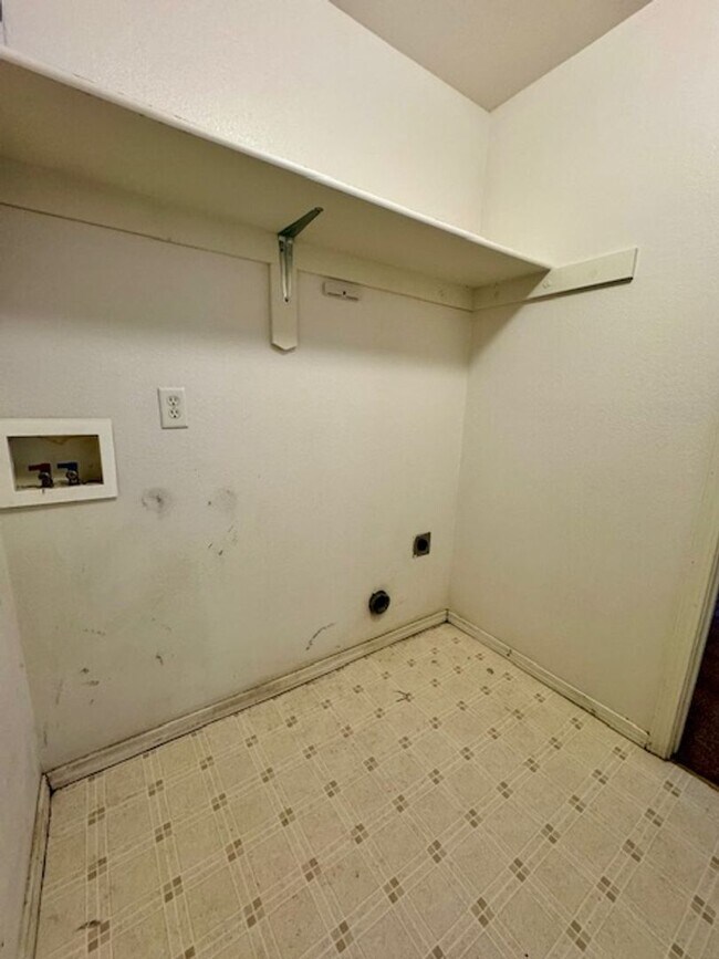 Building Photo - 3 Bedroom 2 Bath Centrally Located Condo