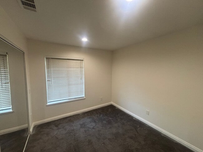 Building Photo - 3-Bedroom Single-Story Home with Private P...