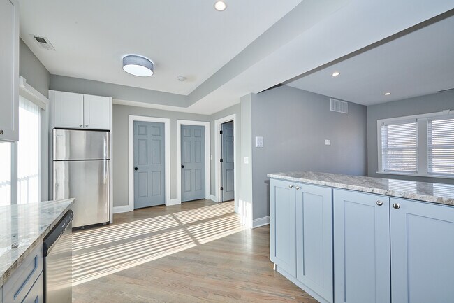 Building Photo - 5709 W Seminole St