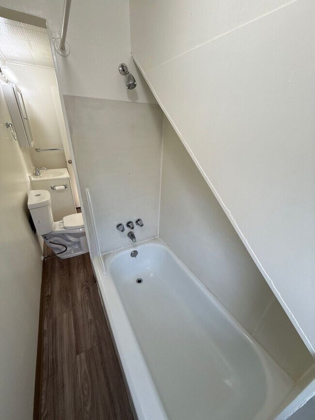 Building Photo - 635A Thompson Avenue Northeast