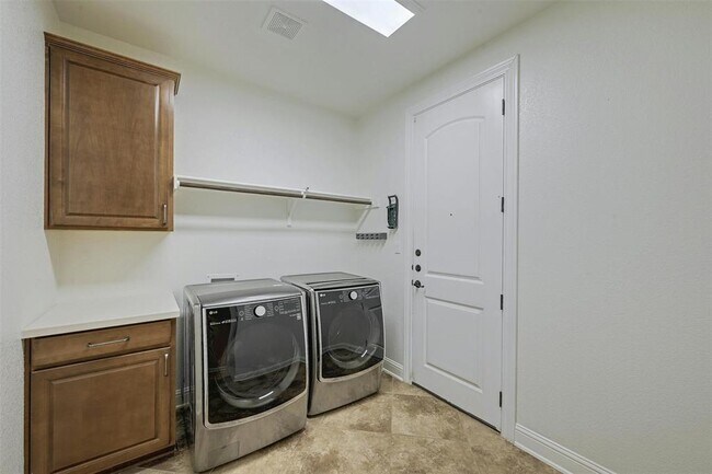 Building Photo - 211 Lake Como Dr