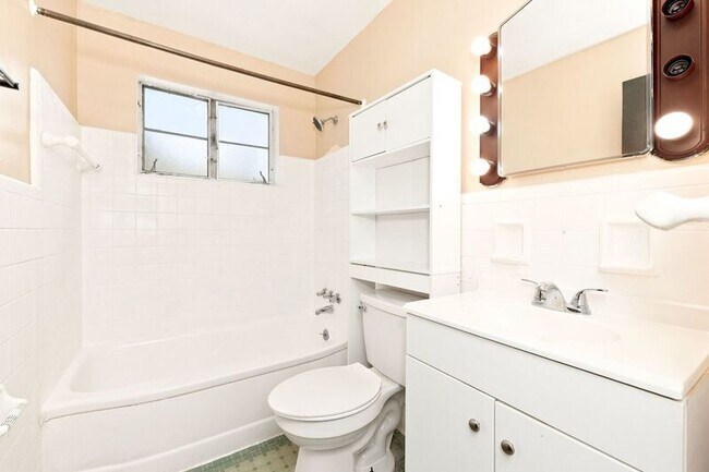 Building Photo - 960 Sherwood Dr
