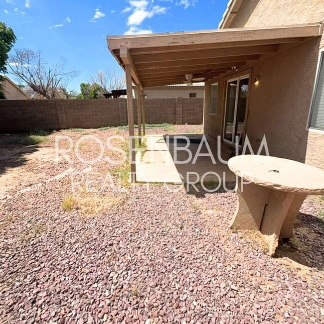 Building Photo - Gorgeous 3-bedrooms, 2-baths home located ...