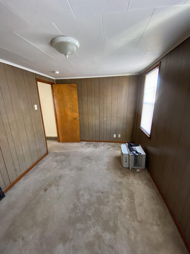 Building Photo - 908 Fallowfield Ave