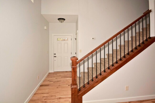 Building Photo - 3 Bedroom 2.5 Bathroom Home in Southeast Boise