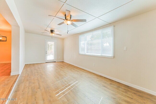 Building Photo - 1335 E Ellis Cir