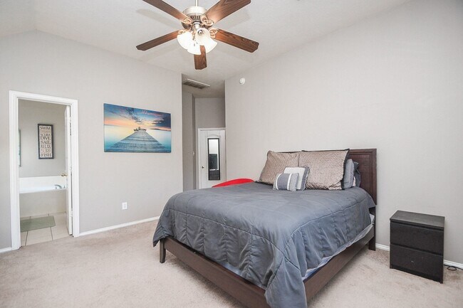 Building Photo - 5823 Knollwood Tr