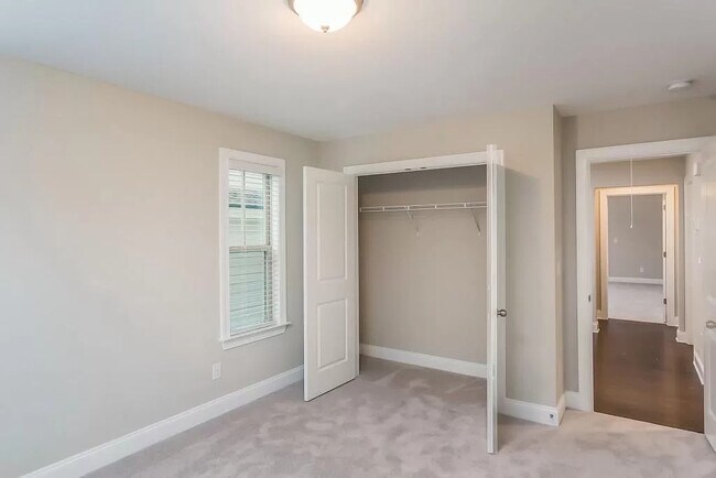 Building Photo - 611 N Main St