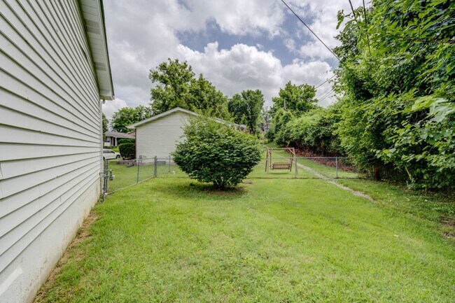 Building Photo - Beautiful renovated three bedroom house