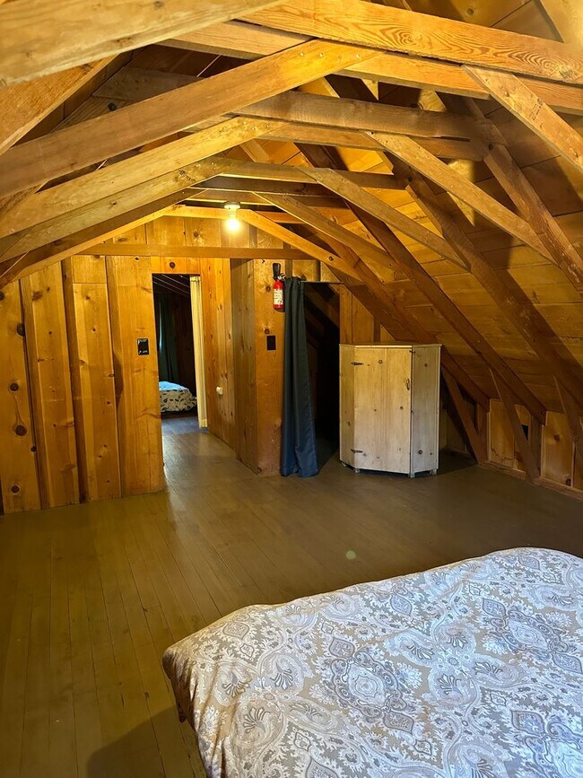 Building Photo - 3 Bedroom 1 Bath