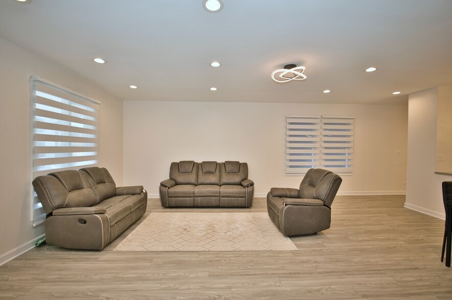 Building Photo - 4616 N Kostner Ave