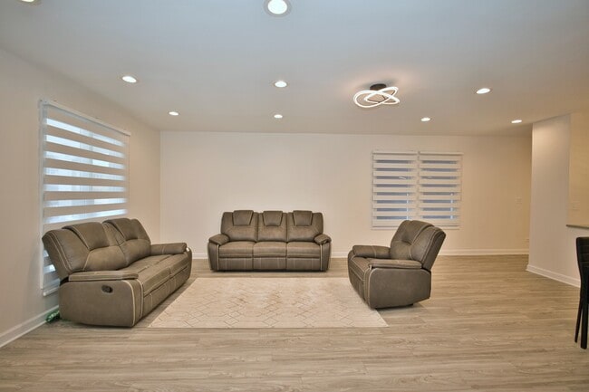 Building Photo - 4616 N Kostner Ave