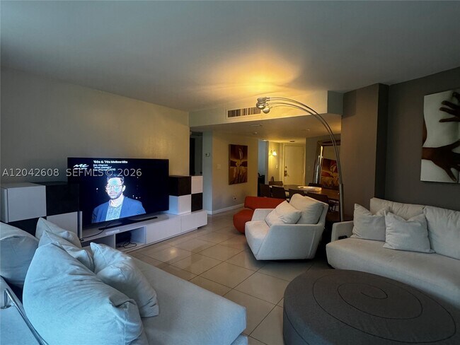 Building Photo - 3475 N Country Club Dr