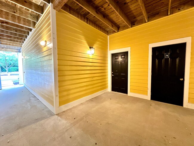 Building Photo - 2 Bedroom, 2 Bath Condo in Southampton Poi...