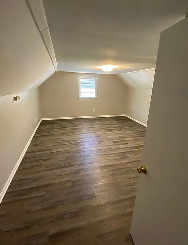 Building Photo - 19 Geer St