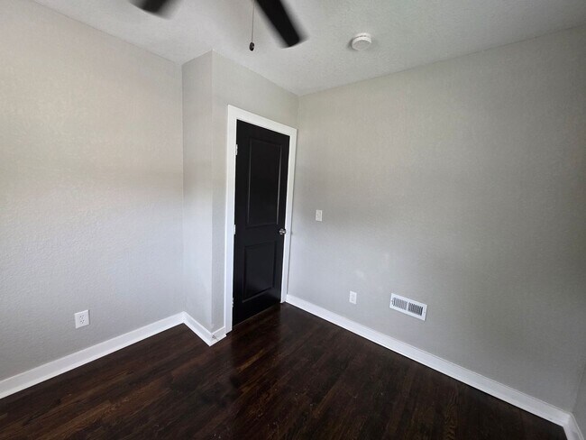 Building Photo - Spacious 4-Bedroom, 2.5-Bath Home with Hardwood Floors