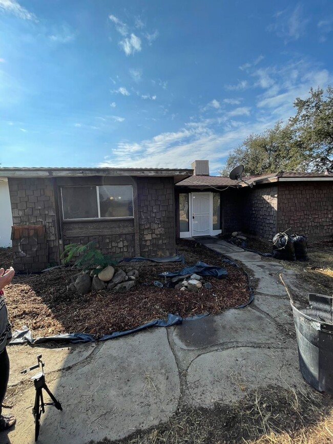 Building Photo - Charming 4-Bedroom Home with Country-Style...