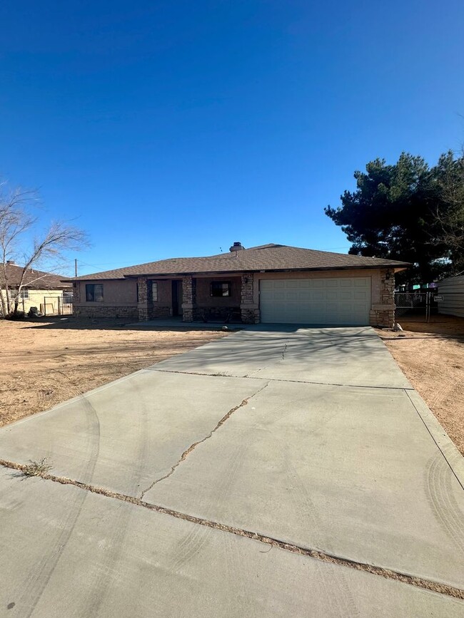 Building Photo - 3 BEDROOM APPLE VALLEY HOME