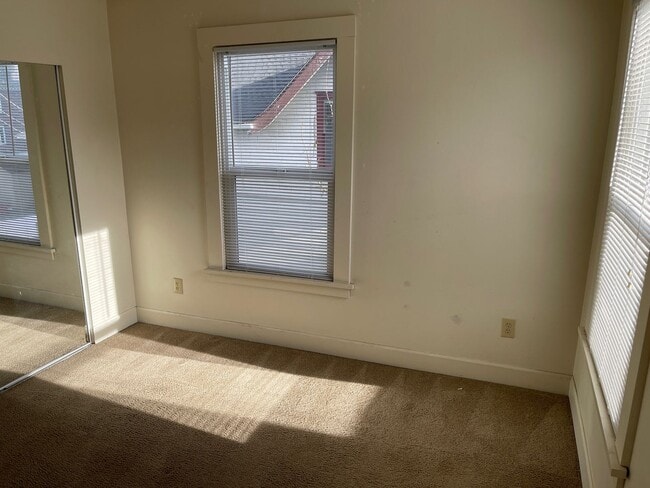 Building Photo - Nice Tacoma Duplex 2 Bed 1 Bath For Rent
