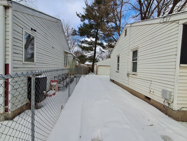 Building Photo - Affordable 2-Bedroom Gem in Flint – Detach...