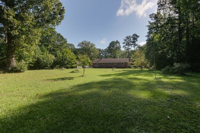 Building Photo - Welcome to Yorktown with a charming rural feel!