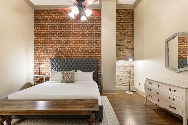 Building Photo - 30 Baronne St