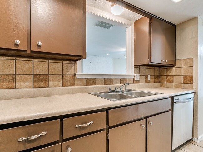 Building Photo - Just remodeled Duplex Home