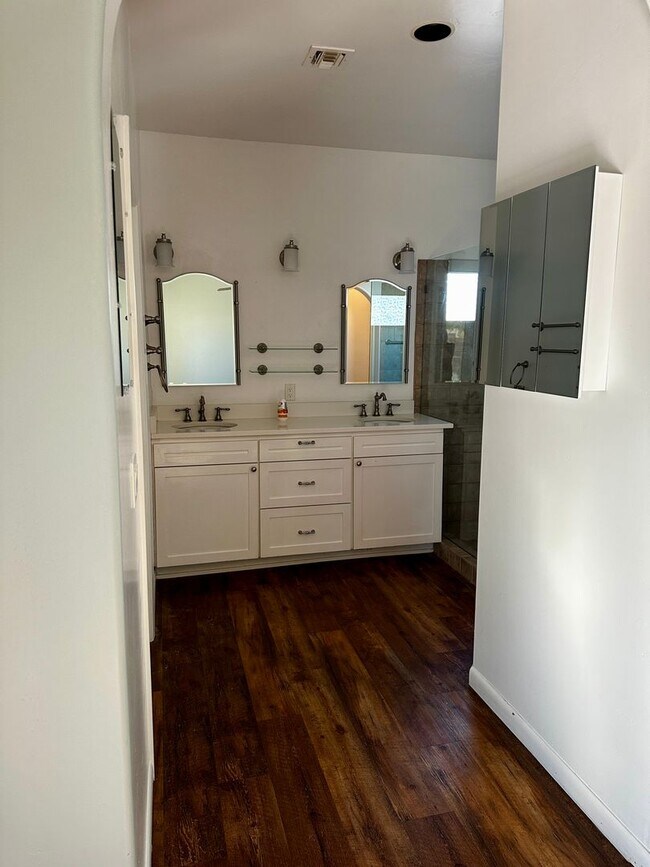 Building Photo - Custom pool/spa home for rent