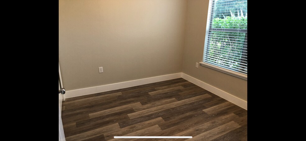 Building Photo - 5501 S Hearsey Dr