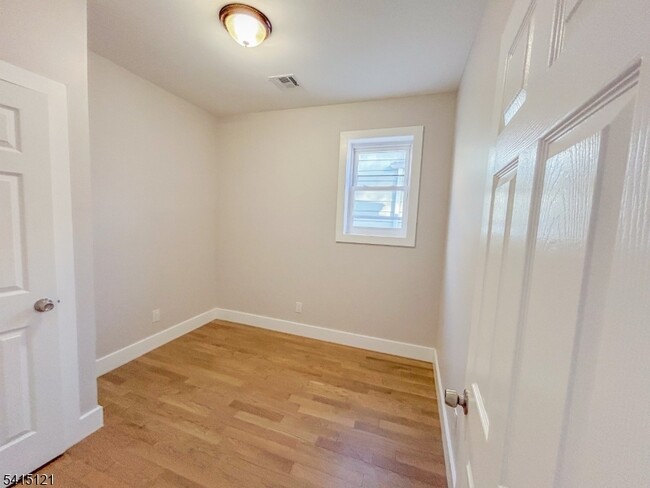 Building Photo - 424 Walnut St