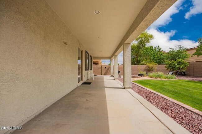 Building Photo - 42511 W Cheyenne Dr