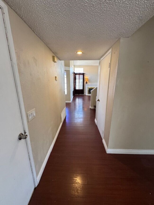 Building Photo - Home in the heart of Lake Elsinore