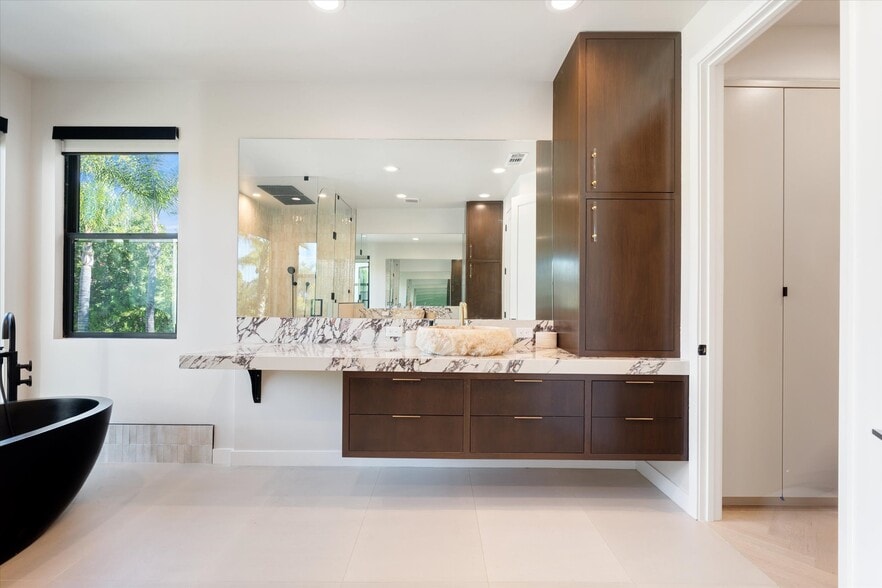 Building Photo - 17437 Oak Creek Ct