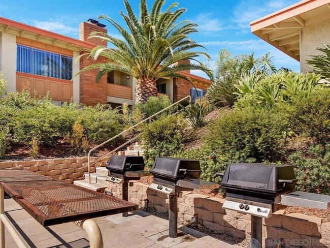 Building Photo - 6868 Hyde Park Dr