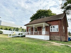 Building Photo - Charming Renovated 2BR in Peaceful Setting