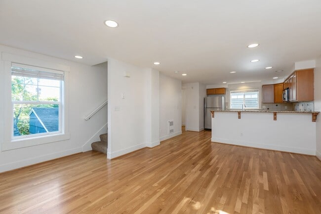 Building Photo - Charming 3 Bed Townhouse in Seattle