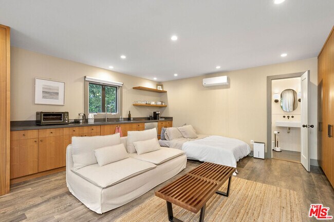 Building Photo - 3954 Redwood Ave