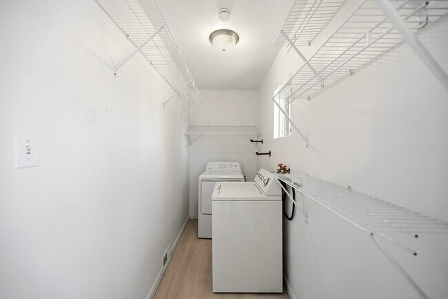 Building Photo - $2,640.95- 4 Bed, 2 Bath Home in Denver with Patio Space and In Unit Laundry!